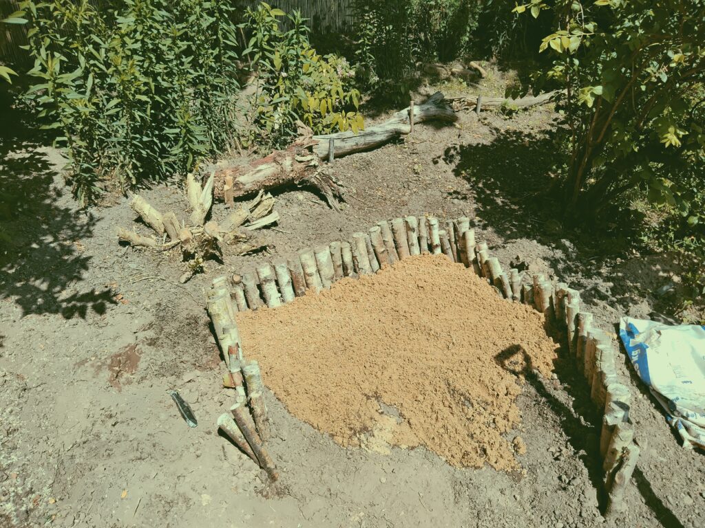 Für die erdbrütenden Insekten baue ich ein Sandarium.